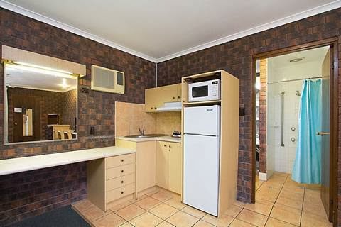 City Lights Motel | 35 Minjungbal Dr, Tweed Heads South NSW 2486, Australia | Phone: (07) 5524 3004