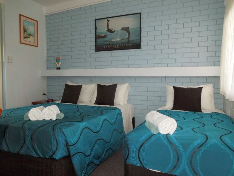Moore Park Beach Motel | lodging | 29 Club Ave, Moore Park Beach QLD 4670, Australia | 0741598332 OR +61 7 4159 8332