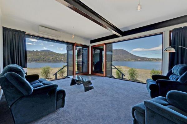 Hobart waterfront luxury accommodation holiday rental house stay | lodging | 22 Churinga Waters Old Beach, Hobart TAS 7017, Australia