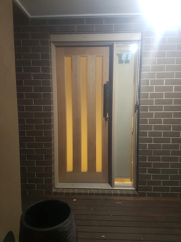 WELL HUNG Doors by Neil | Fleetwood Dr, Narre Warren VIC 3810, Australia | Phone: 0418 712 097