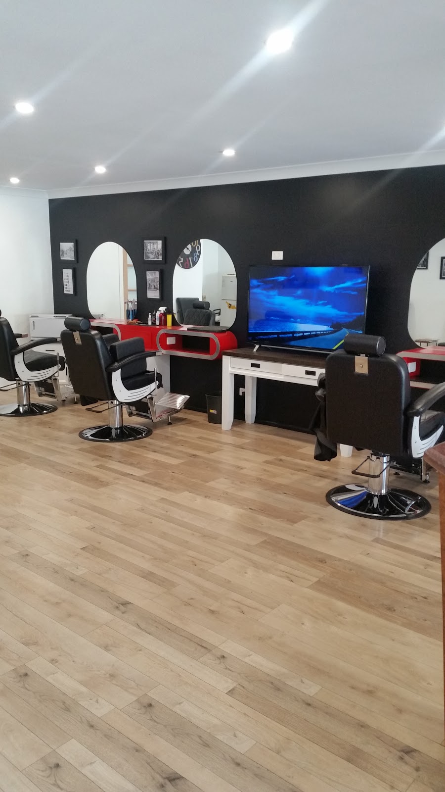 Jeannies Barber Shop | hair care | 1 Tallai Rd, Tallai QLD 4213, Australia