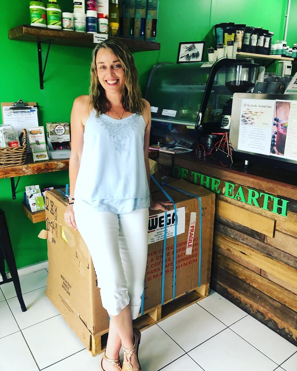 Of The Earth Juice Bar & Health Shop | Beach Plaza, Shop 2a/15 See St, Bargara QLD 4670, Australia | Phone: 0413 844 108