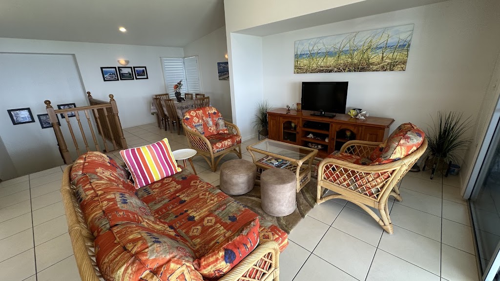 Que Sera Beach house | 25 Mooloomba Rd, Point Lookout QLD 4183, Australia | Phone: (07) 3415 3949