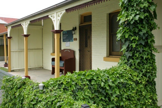 Middle Cottage Bathurst CBD accommodation | real estate agency | 142 Keppel St, Bathurst NSW 2795, Australia | 0263375111 OR +61 2 6337 5111