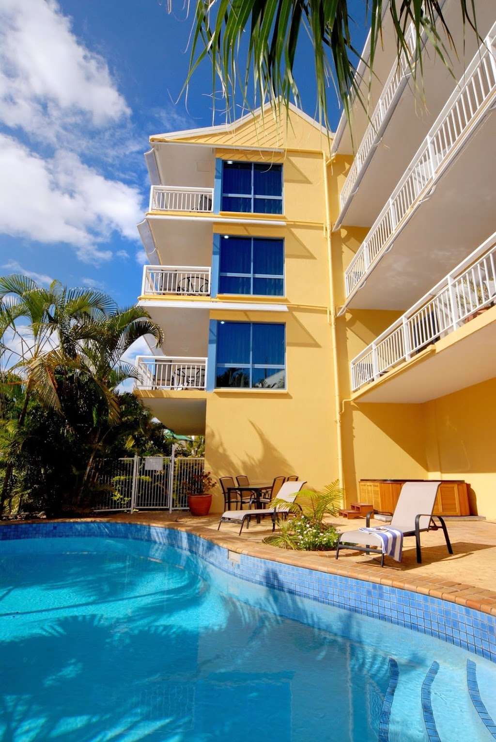 Coral Sea Vista Apartments | 5 Hermitage Dr, Airlie Beach QLD 4802, Australia | Phone: (07) 4948 1898