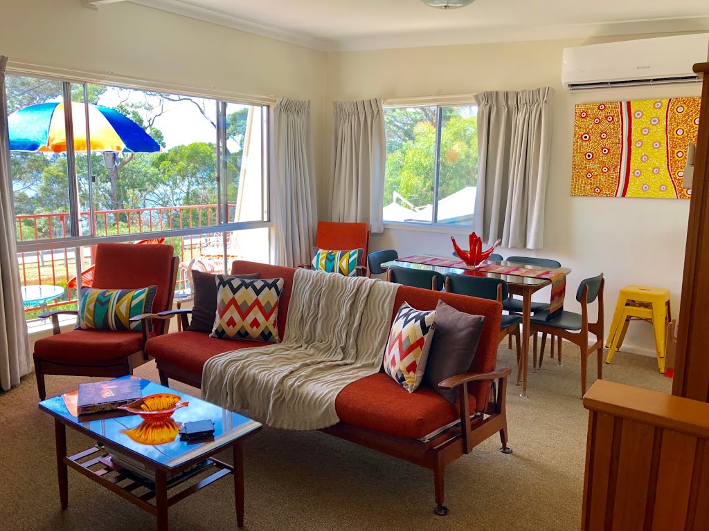 Retro Sands Beach House | 20 Plantation Point Parade, Vincentia NSW 2540, Australia | Phone: 0416 162 170