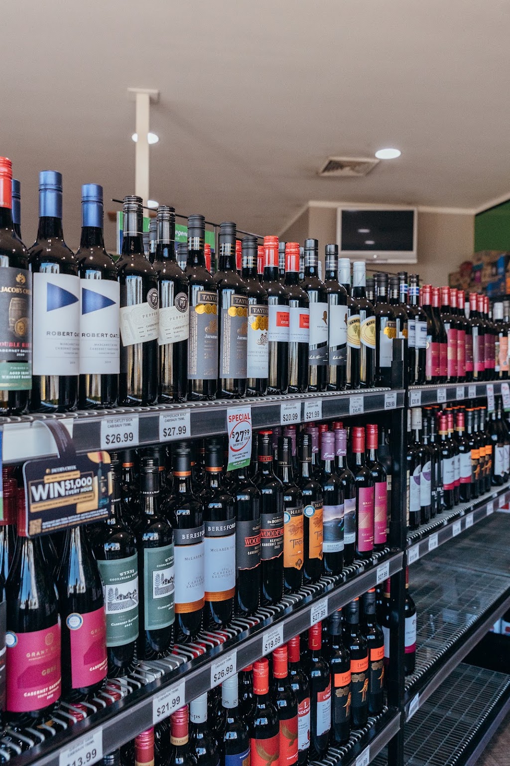 Liquor Legends Drive Thru - The Mayfair Hotel Emerald | 9/11 Mayfair Dr, Emerald QLD 4720, Australia | Phone: (07) 4987 4081