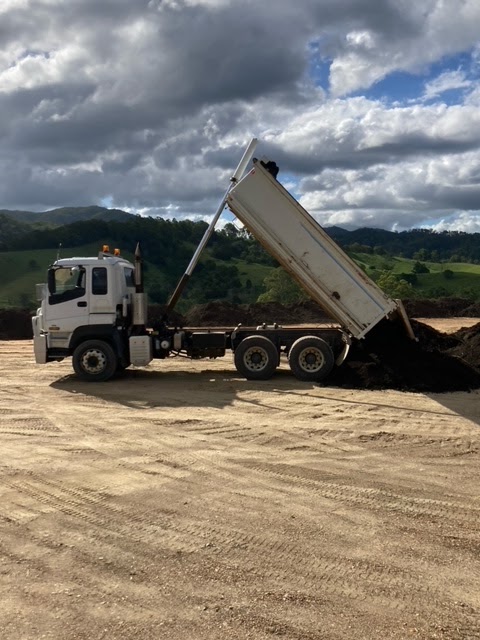 Izzco Tippers | 1037 Laceys Creek Rd, Laceys Creek QLD 4521, Australia | Phone: 0400 789 766