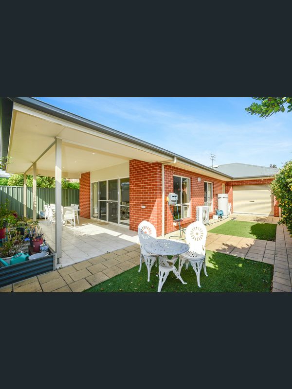 Victor Central Cottage | lodging | 5 Burke St, Victor Harbor SA 5211, Australia | 0422727810 OR +61 422 727 810