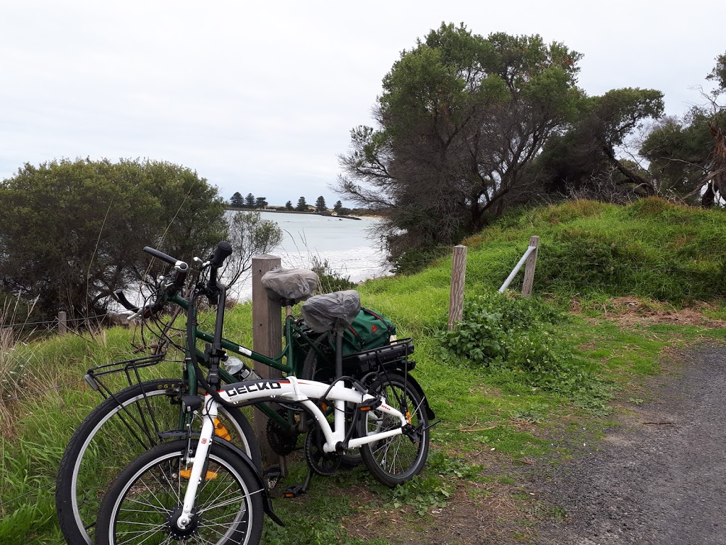 Battery Cove Beach Front Apartment | 2/10 Griffiths St, Port Fairy VIC 3284, Australia | Phone: 0408 523 614