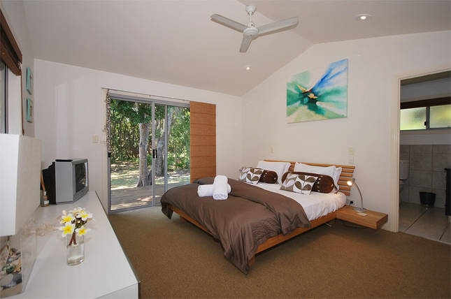 Byron Bay Holiday House | Casa De Playa, 39 Alcorn St, Suffolk Park NSW 2481, Australia | Phone: (07) 5477 0228