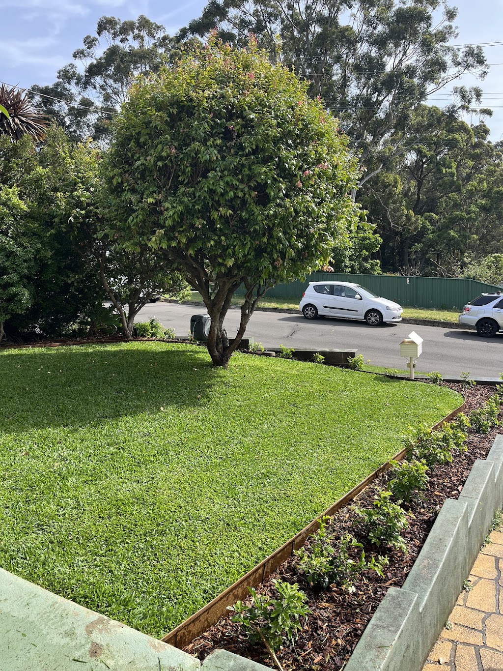 Roots Shoots & Leaves Garden Maintenance | 17 Connaghan Ave, East Corrimal NSW 2518, Australia | Phone: 0490 797 129