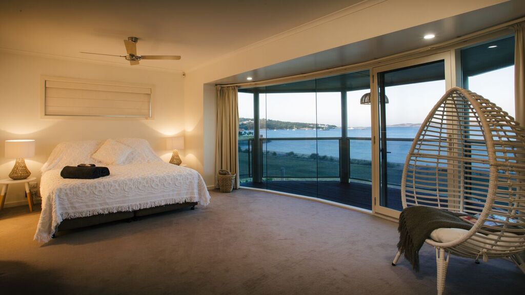 South Point Beach House | 2/16 S Point Dr, Port Lincoln SA 5606, Australia | Phone: 0428 877 488