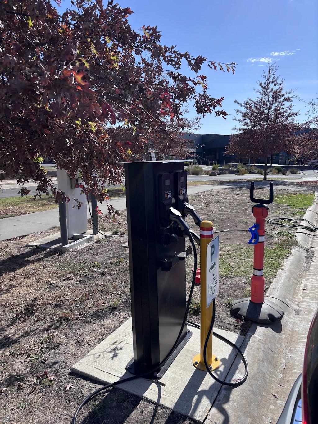 Chargefox Charging Station | 7/25 Caroline Chisholm Dr, Kyneton VIC 3444, Australia | Phone: 1300 518 038
