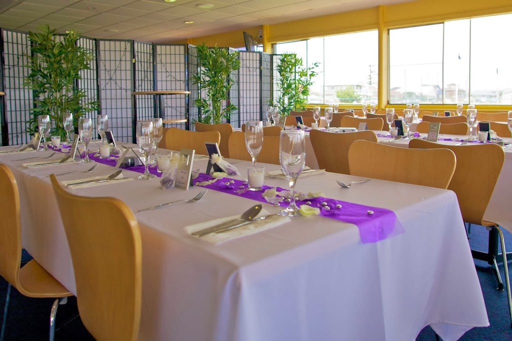 Stockton Bowling Club | restaurant | 122 Mitchell St, Stockton NSW 2295, Australia | 0249201999 OR +61 2 4920 1999