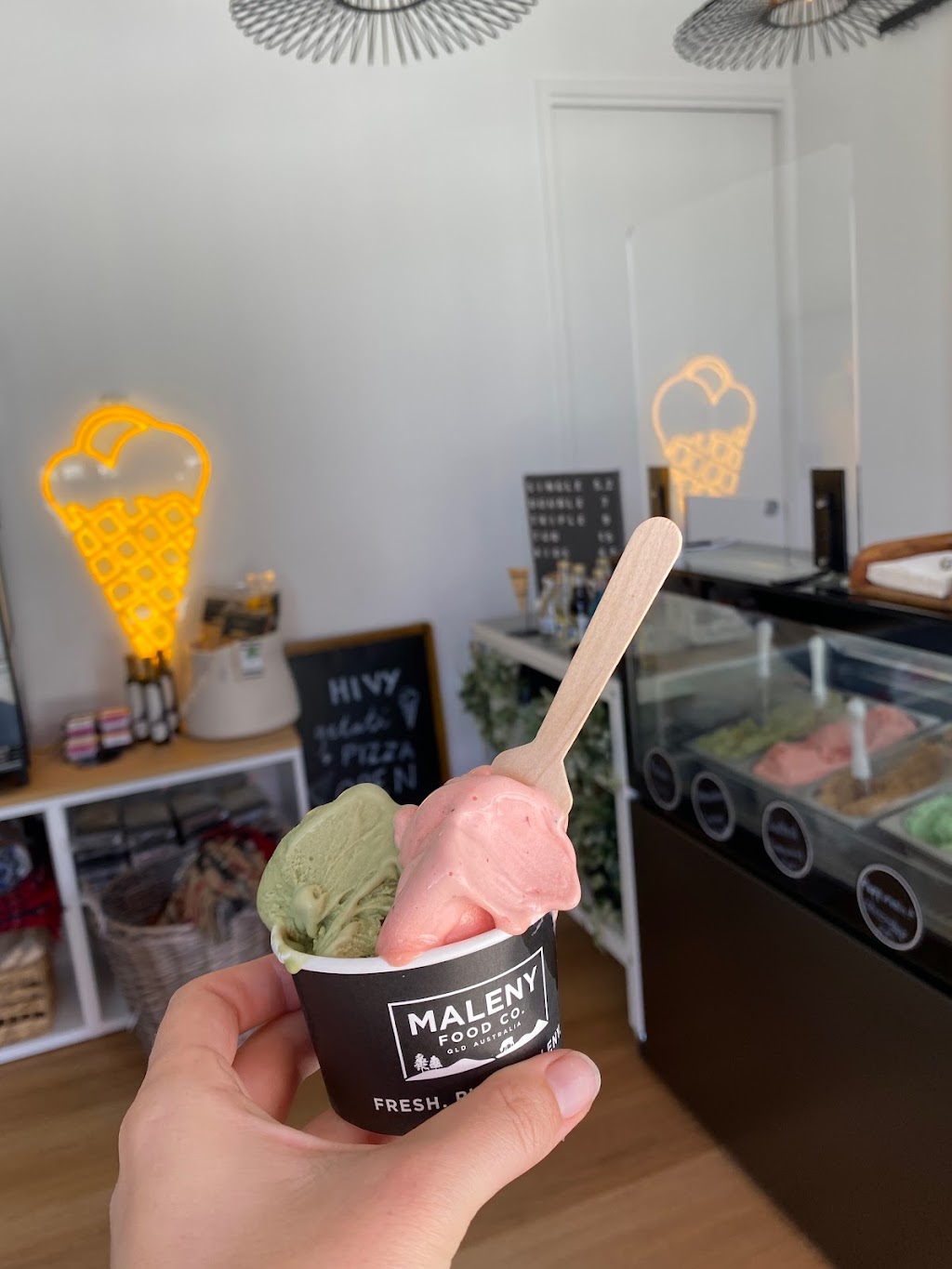Hivy Gelati and Pizza | meal takeaway | 5 Wagtail Parkway, Fitzgibbon QLD 4018, Australia | 0480396681 OR +61 480 396 681