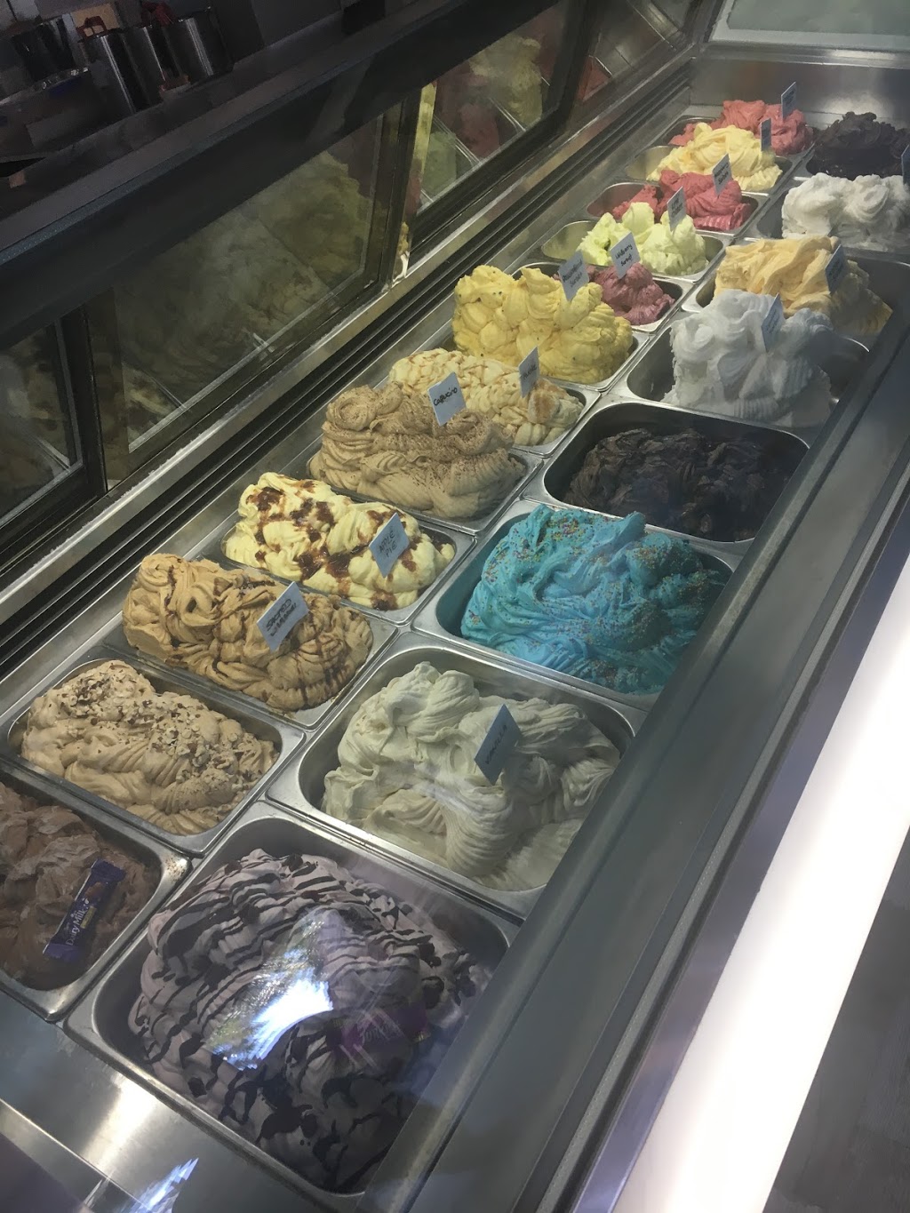 Scoops Gelatiland | 139 Williams Esplanade, Palm Cove QLD 4879, Australia | Phone: (07) 4059 1852