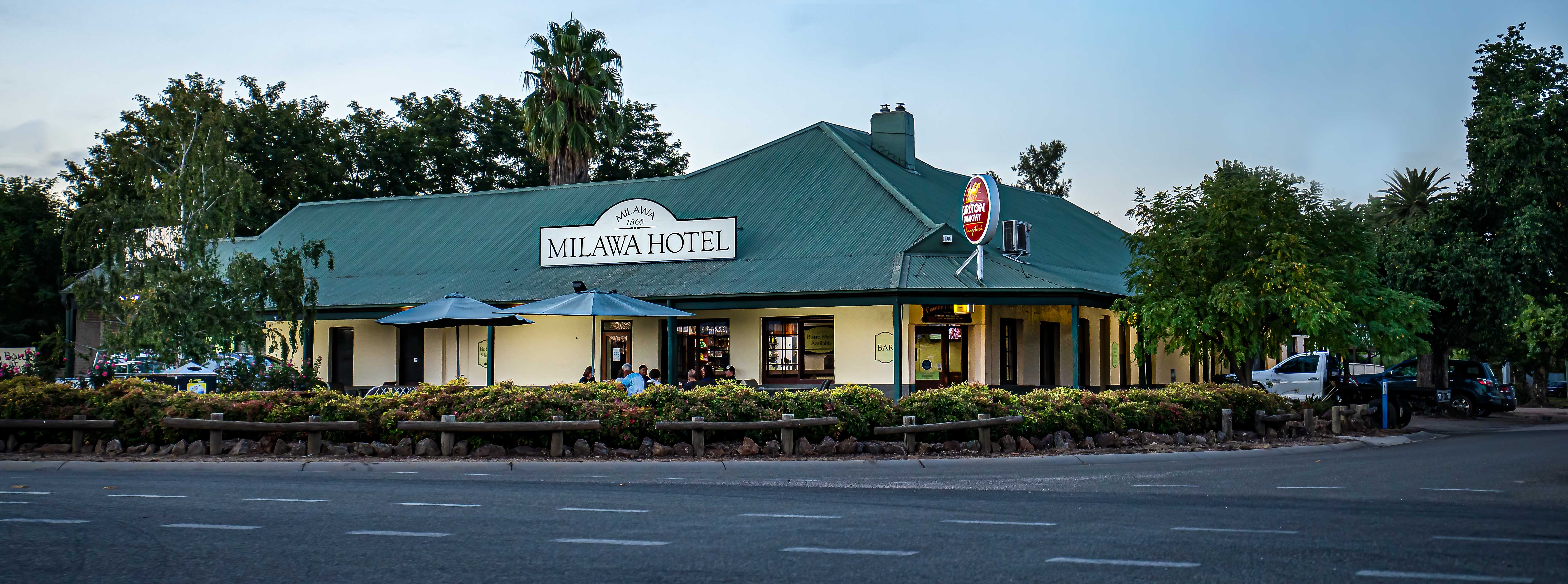 Milawa Hotel and drive through bottleshop | Milawa Hotel, 1591 Snow Rd, Milawa VIC 3678, Australia | Phone: (03) 5727 3208
