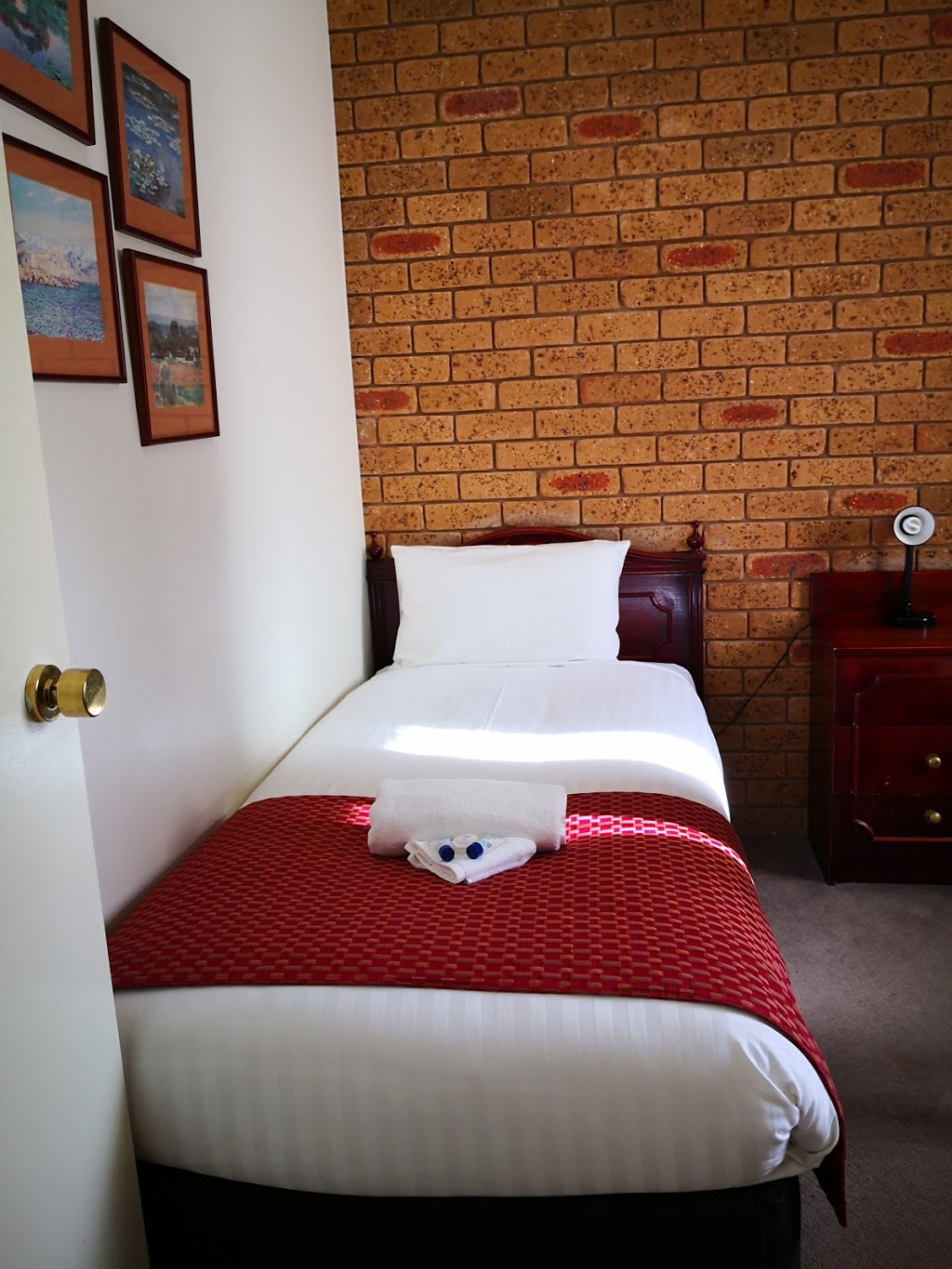 Narrandera Club Motor Inn | 38 Bolton St, Narrandera NSW 2700, Australia | Phone: (02) 6959 3123