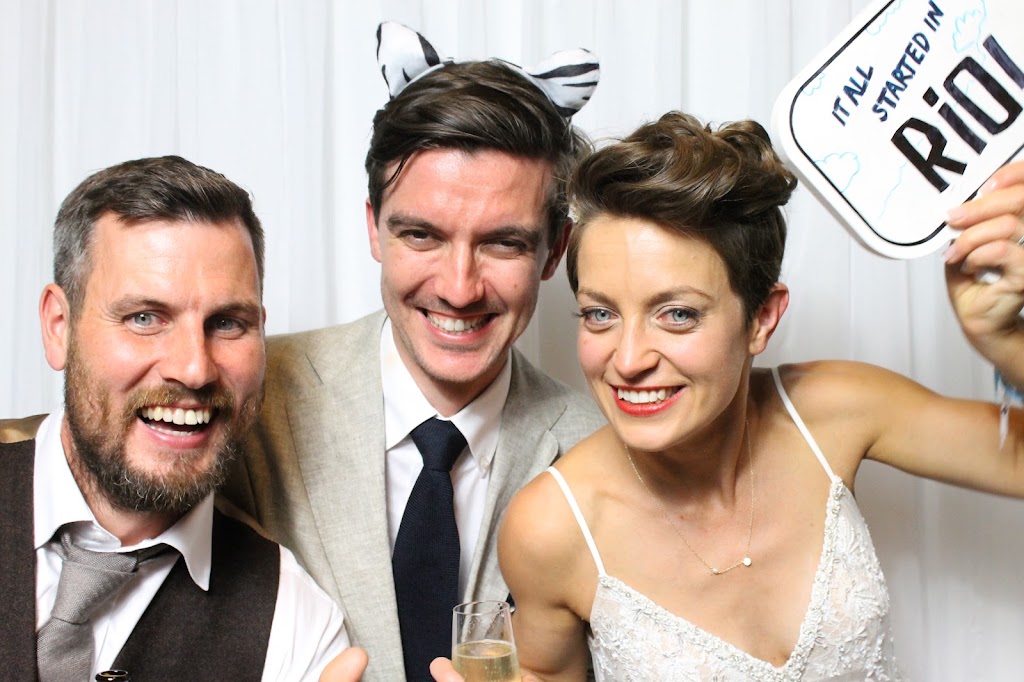 MomentUs Foto Photo Booth Hire | 10 Sauterne Cres, Minchinbury NSW 2770, Australia | Phone: 0421 032 883