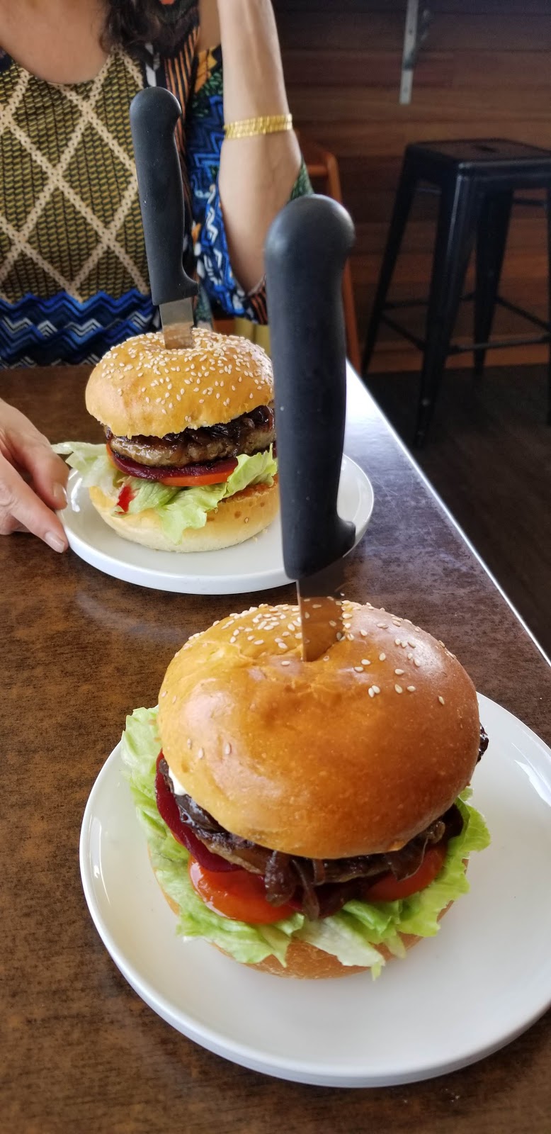 Burger Me Fresh | 16 Eastern Ave, Bilinga QLD 4225, Australia | Phone: (07) 5536 9632