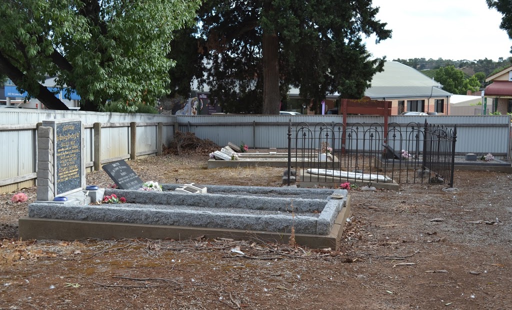 Congregational Cemetery & Memorial Wall | cemetery | 8 Tatachilla Rd, McLaren Vale SA 5171, Australia | 0883270094 OR +61 8 8327 0094