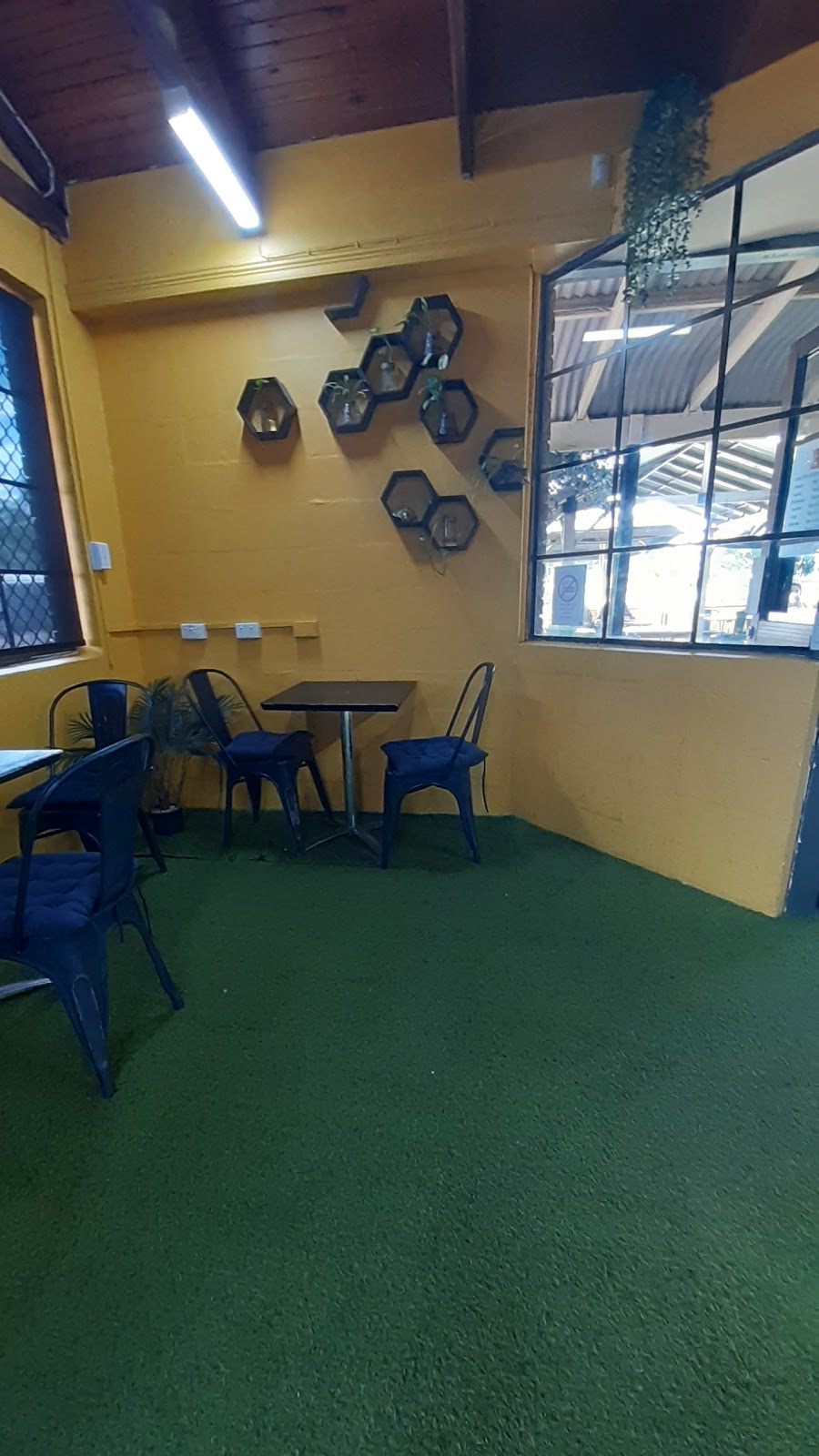 Smylies cafe esk | 137 Ipswich St, Esk QLD 4312, Australia | Phone: (07) 5424 1415