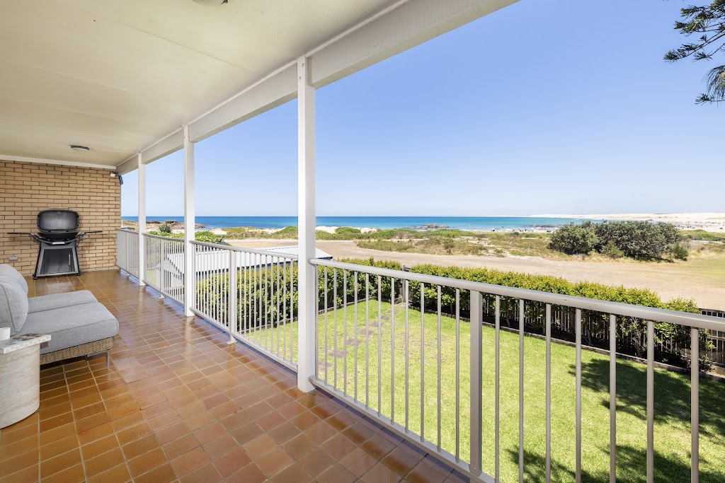 Absolute Birubi Beachfront | 55 Ocean Ave, Anna Bay NSW 2316, Australia | Phone: (02) 4044 5021
