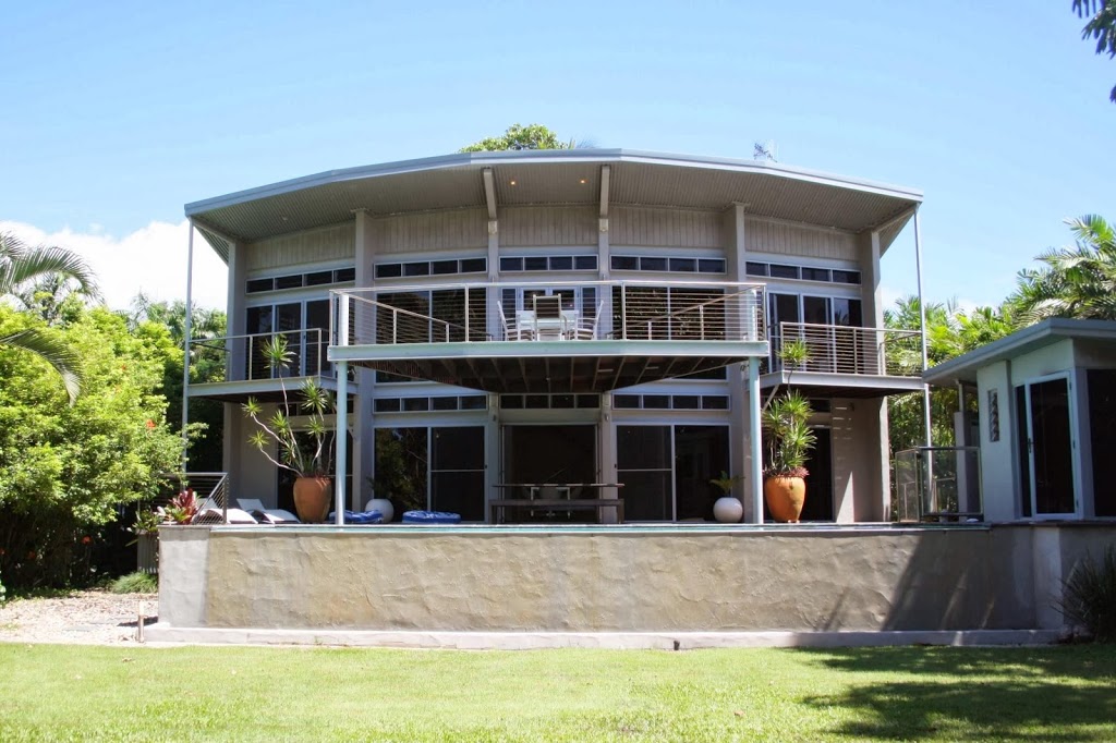 Absolute Beach Front Accommodation | 16 Rankin St, Newell Beach QLD 4873, Australia | Phone: 0427 639 463