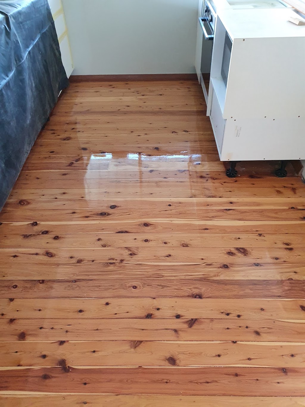 Whats woody floor sanding and polishing | 44 Bradley Ln, Kulnura NSW 2250, Australia | Phone: 0418 656 771