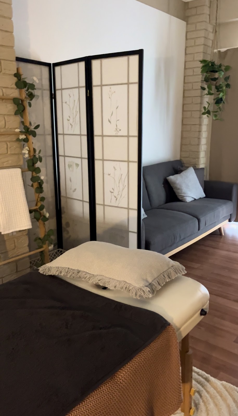 Under the thumb | 2 Cottonwood Ct, Capalaba QLD 4157, Australia | Phone: 0429 192 303