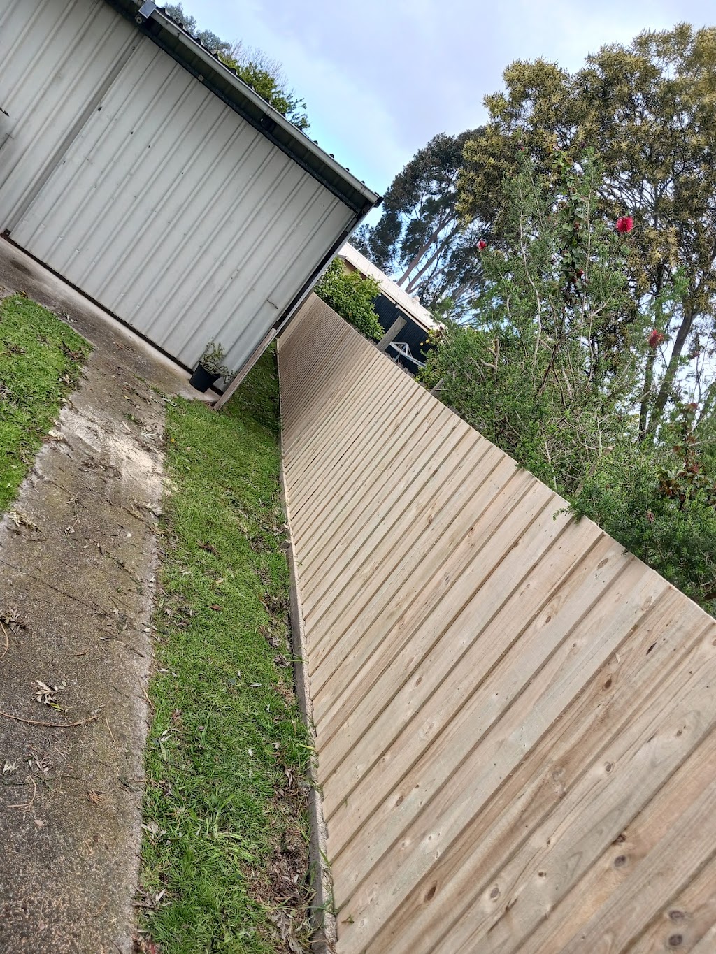 KDG fencing and maintenance | 1 Barry St, Moe VIC 3825, Australia | Phone: 0400 915 353