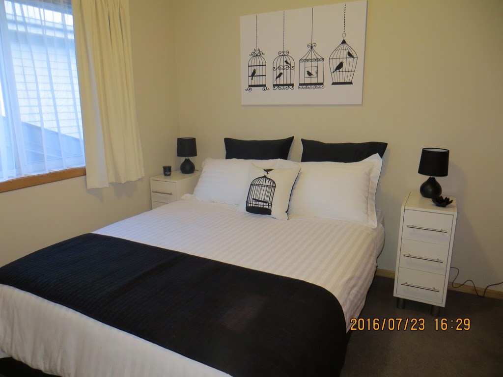 Hobart Shortstay Apartment - La Petite Natone | lodging | Hobart, 2/20 Natone St, Lindisfarne TAS 7015, Australia | 0409174610 OR +61 409 174 610