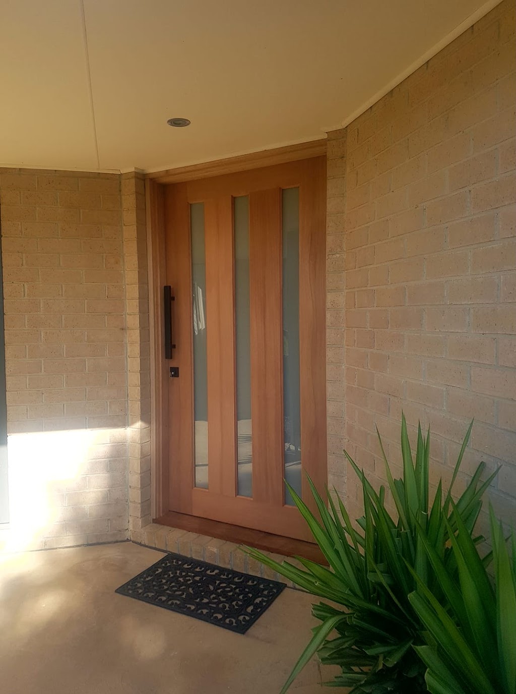 WELL HUNG Doors by Neil | Fleetwood Dr, Narre Warren VIC 3810, Australia | Phone: 0418 712 097