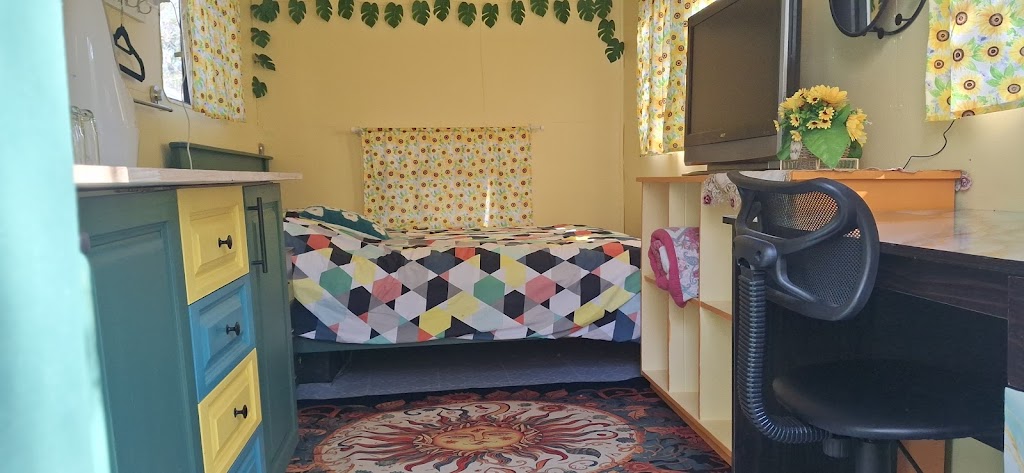 Rustic-Sunflower Guest House | 22A Scriven St, Mount Crosby QLD 4306, Australia | Phone: 0400 736 671