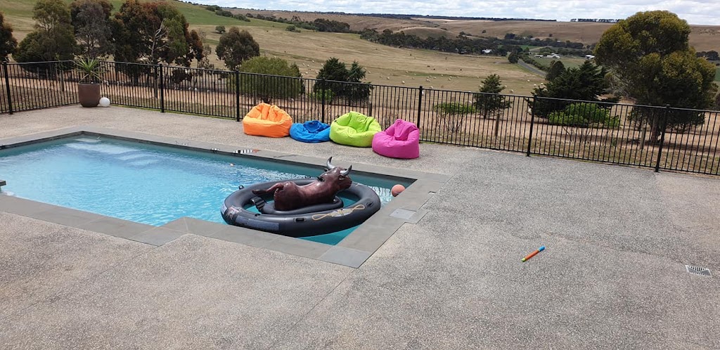 The Red Door Country Cottage | 45 Clyde Hill Rd, Bannockburn VIC 3331, Australia | Phone: 0406 091 970