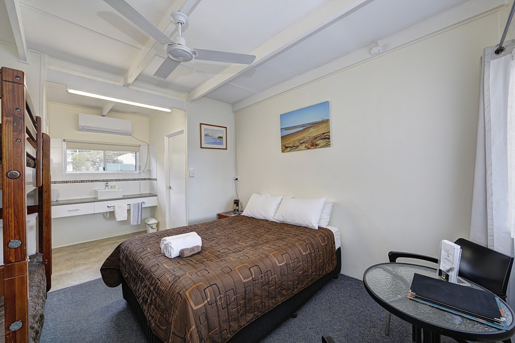 Moore Park Beach Motel | 29 Club Ave, Moore Park Beach QLD 4670, Australia | Phone: (07) 4159 8332