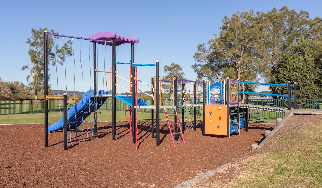 Pelican Foreshore Playground | Lakeview Parade, Pelican NSW 2281, Australia | Phone: (02) 4921 0333
