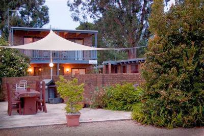 Warrawee Holiday Apartments | lodging | 38 Station Rd, Foster VIC 3960, Australia | 0356822171 OR +61 3 5682 2171