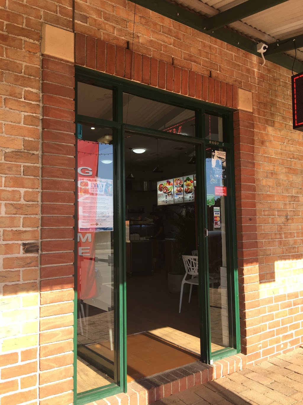 Moey’s Kebab & Pide | restaurant | 5/256 Argyle St, Moss Vale NSW 2577, Australia | 0248695975 OR +61 2 4869 5975