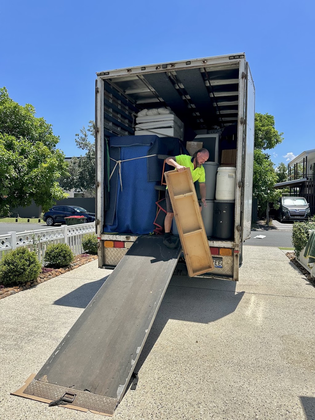 Charm Removals | 5 Lakes Dr, Tweed Heads West NSW 2485, Australia | Phone: 1300 113 552