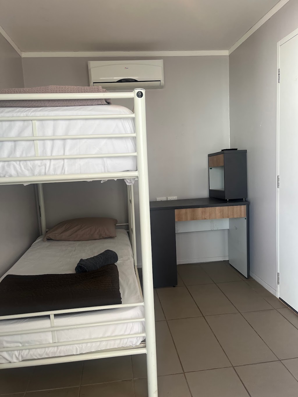 Shamrock Backpacker | 10 McGregor St, Hillston NSW 2675, Australia | Phone: 0427 487 406