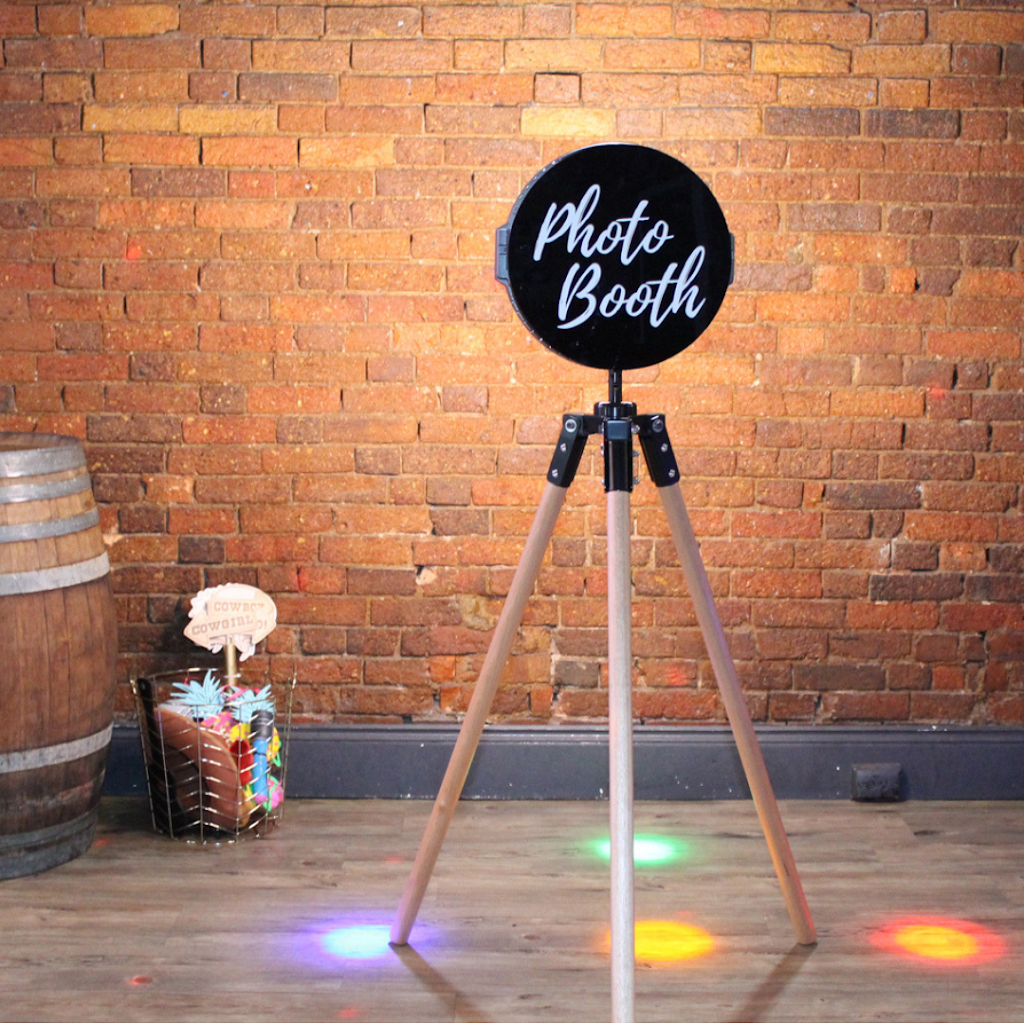 iShoot Photobooth | 70 Amhurst St, Slade Point QLD 4740, Australia | Phone: 0404 447 125
