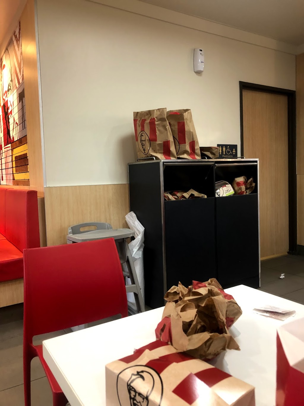 KFC Clayfield | meal takeaway | 2 Gellibrand St, Clayfield QLD 4011, Australia | 0732621154 OR +61 7 3262 1154