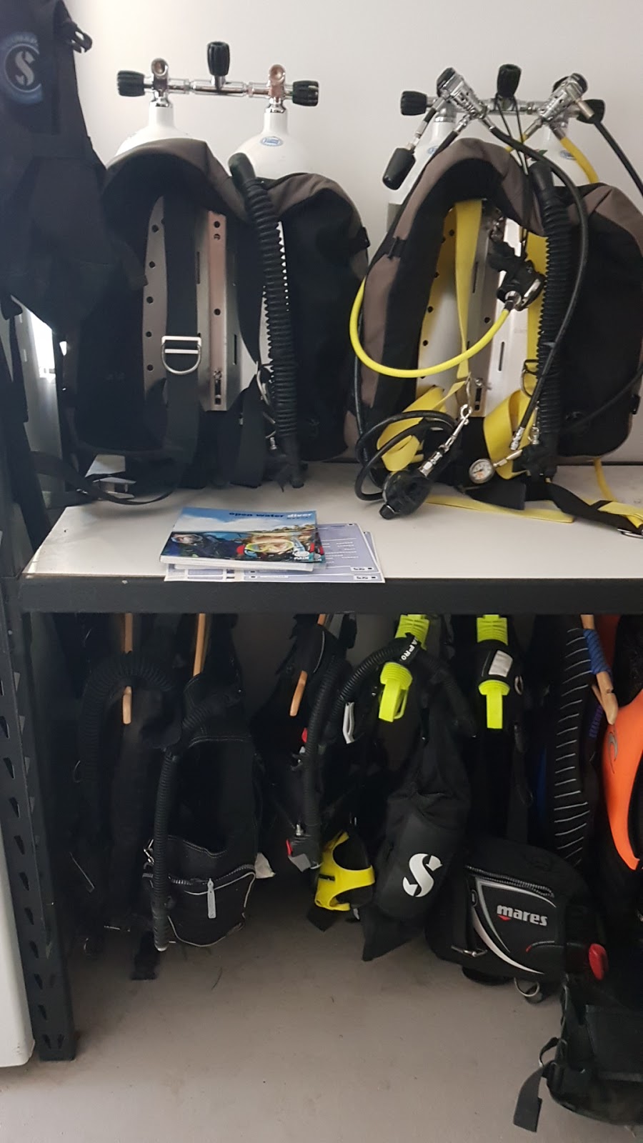 Beneath the waves diving instruction | school | 21 Wood St, South Geelong VIC 3220, Australia | 0407501912 OR +61 407 501 912