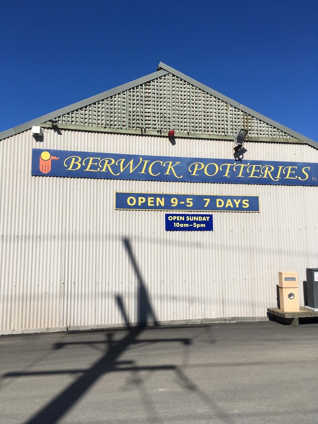Berwick Potteries | store | 350 Princes Hwy, Officer VIC 3809, Australia | 0359432241 OR +61 3 5943 2241