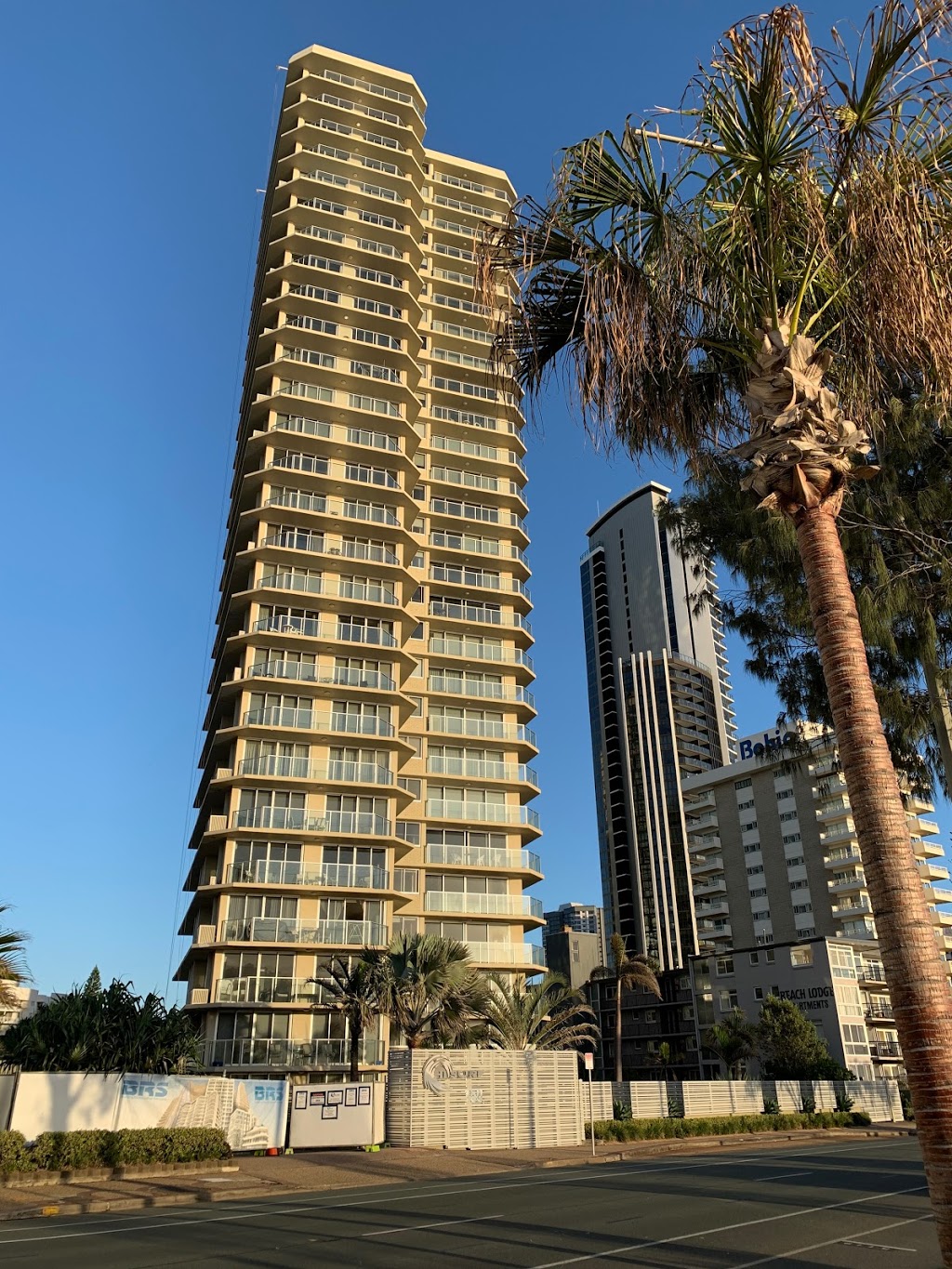 Hi-Surf Beachfront Resort Apartments | 150 Esplanade, Surfers Paradise QLD 4217, Australia | Phone: (07) 5538 8011