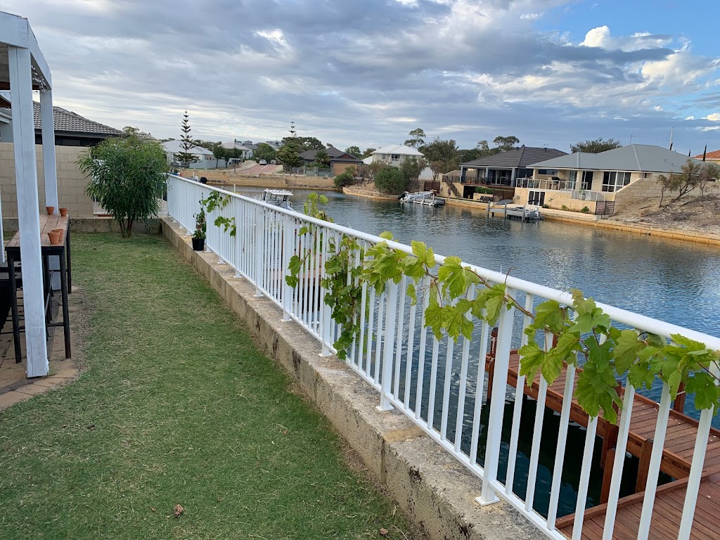 Villa Vida Loca | Holiday Home Mandurah Canals | 50 Cormorant Ky, Wannanup WA 6210, Australia | Phone: 0407 192 124