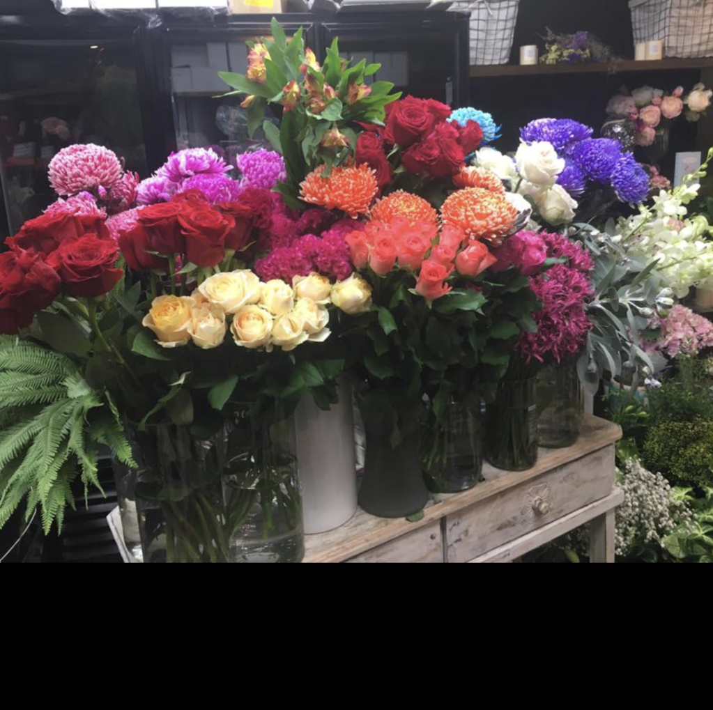 Flowers From Lisas | Shop 4a, Mt Pleasant Shopping Centre, Phillip St, Mount Pleasant QLD 4740, Australia | Phone: (07) 4942 5606