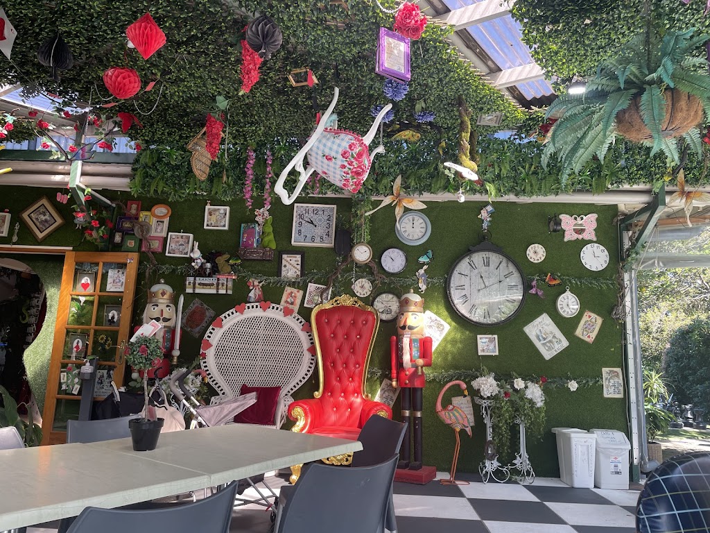 Twisted Wonderland Café | 5 Strouds Rd, Bonville NSW 2450, Australia | Phone: (02) 6653 4766